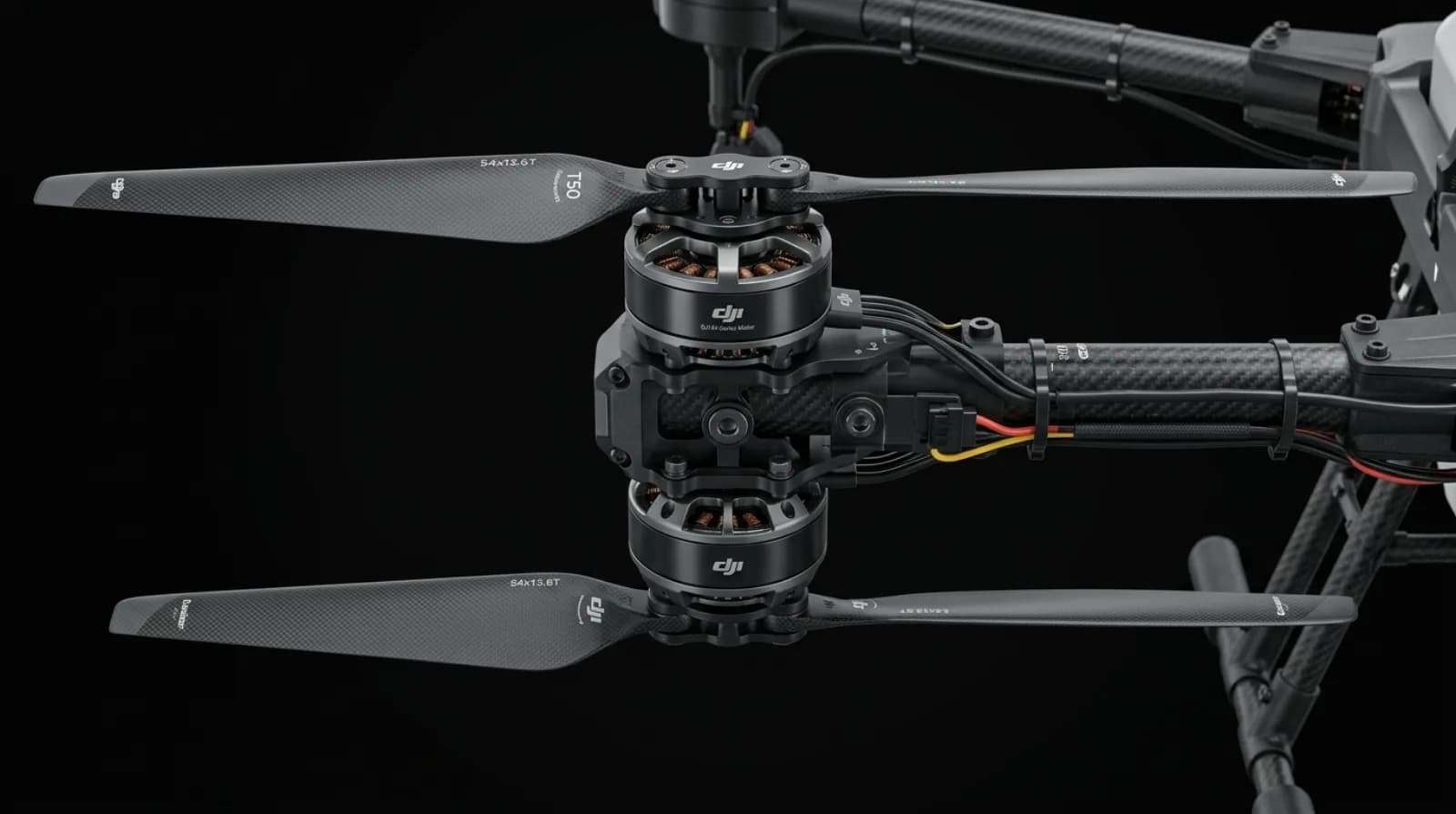 Motores y hélices de fibra de carbono de un dron DJI Agras